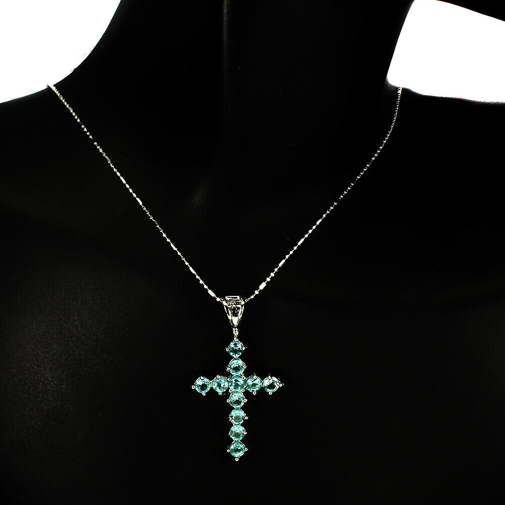 A 925 silver cross pedant and chain set with round cut apatites, L. 3.5cm.