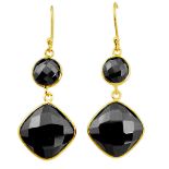 A pair of 925 silver gilt drop earrings set with faceted onyx, L. 4.5cm..