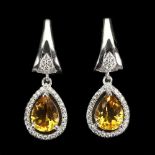 A pair of 925 silver drop earrings set with pear cut citrines, L. 3cm.