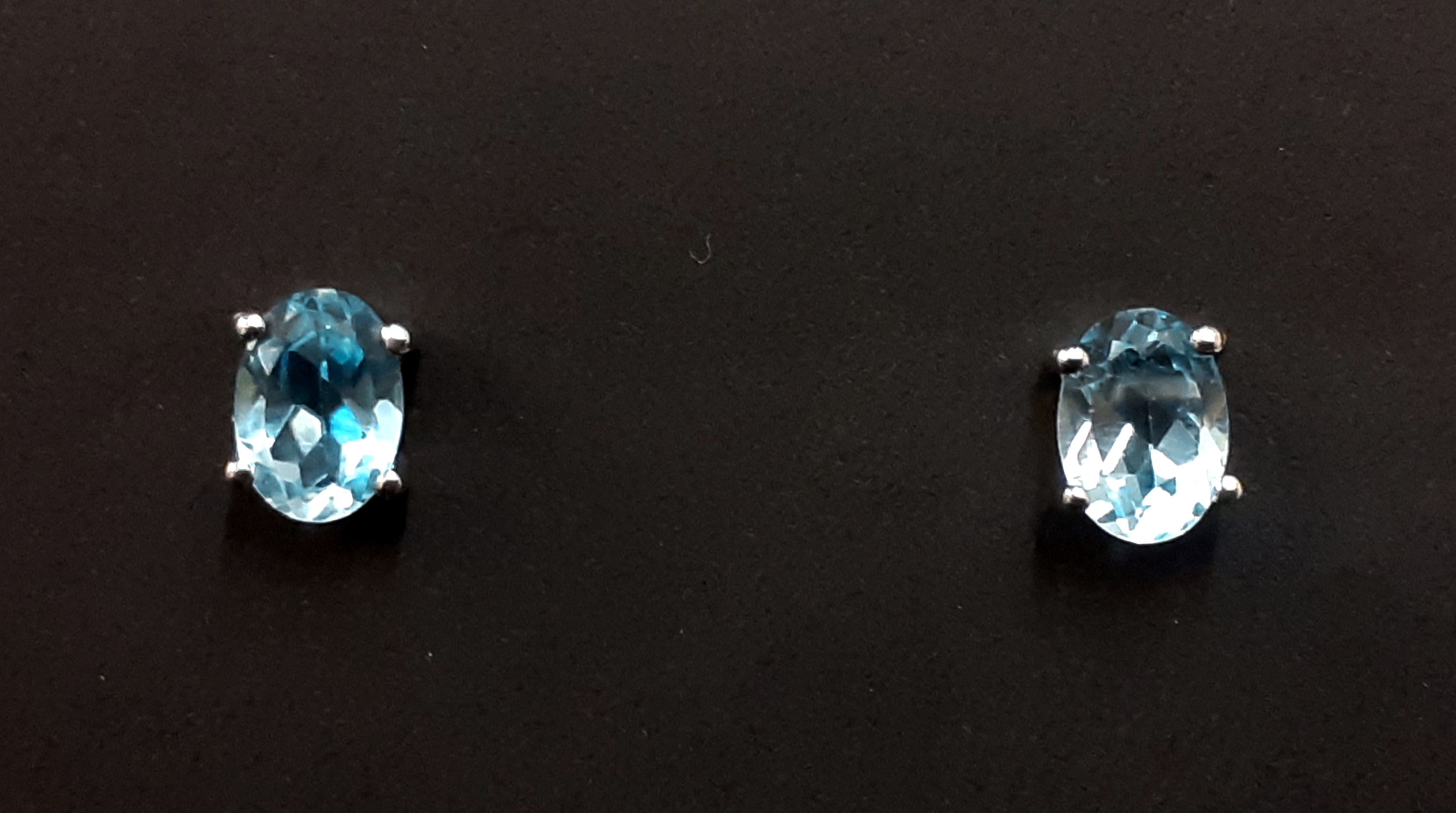 A pair of 925 silver stud earrings set with oval cut blue topaz and matching ring, (N.5). - Image 2 of 4