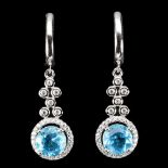 A pair of 925 silver drop earrings set with round cut blue topaz and white stones, L. 3.2cm.