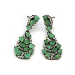 A pair of 925 silver emerald and white stone set drop earrings, L. 3.5cm.