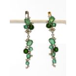 A pair of 925 silver emerald and chrome diopside set drop earrings, L. 4cm.