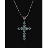 A 925 silver cross pedant and chain set with round cut apatites, L. 3.5cm.