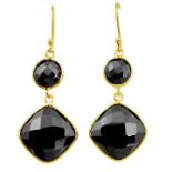 A pair of 925 silver gilt drop earrings set with faceted onyx, L. 4.5cm.