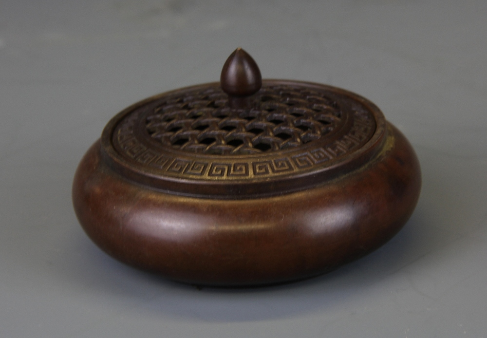A small Chinese bronze censer, D. 10cm.