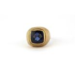 A gentleman's 9ct yellow gold sapphire set ring, (W).