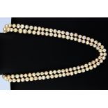 A single strand necklace of cream fresh water pearls (10mm), necklace L. 120cm.