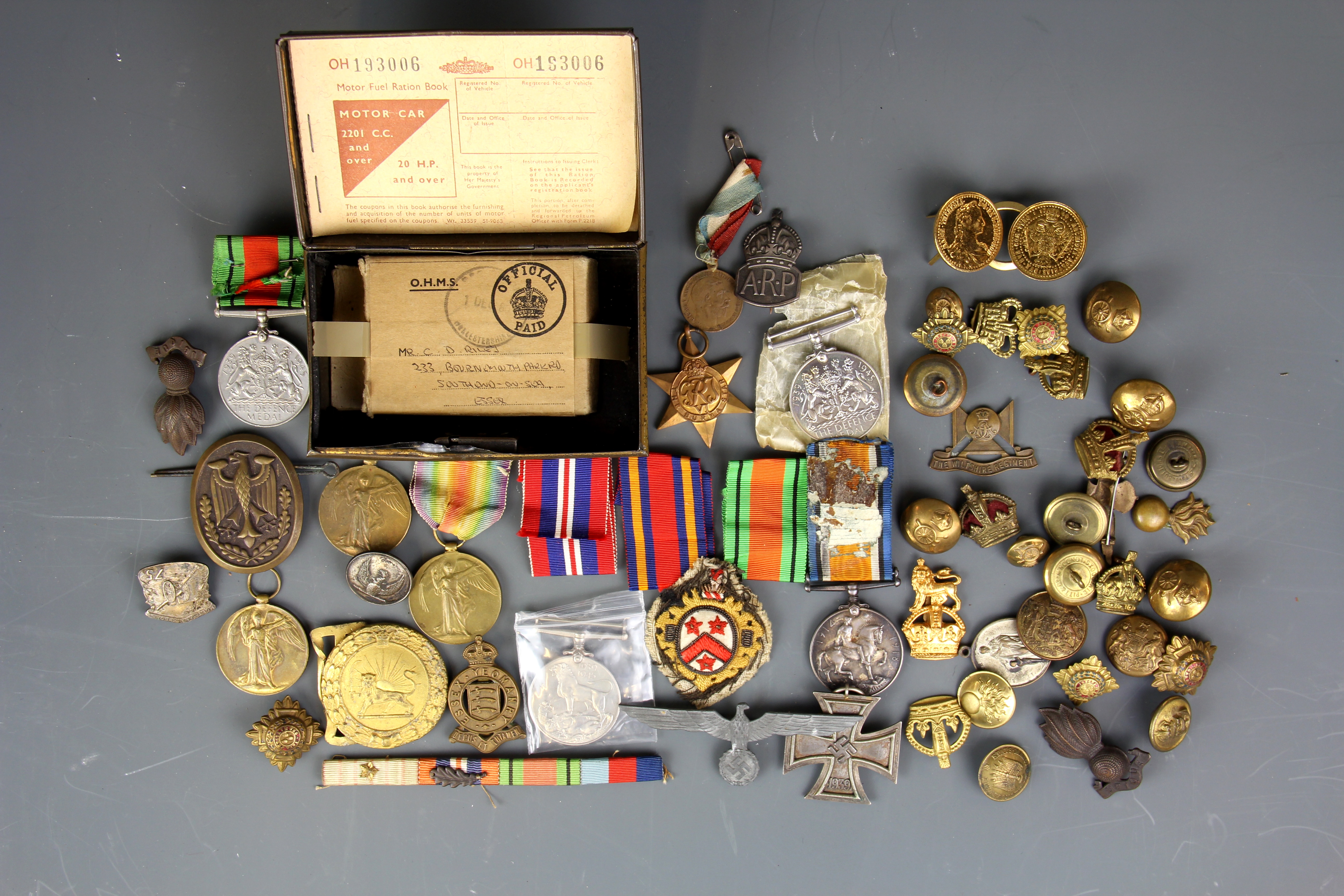 A tin of mixed First and Second World War medals, badges, etc. Including 16117 private E.C.Cox Essex