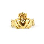 A 9ct yellow gold Claddagh ring, (I).