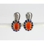 A pair of 925 silver earrings set with fire opals surrounded by sapphires, L. 1.8cm.
