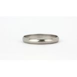 A platinum wedding band, approx 3.1g, (U).