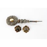 A 925 silver gilt brooch and matching pair of clip on earrings, L. 12cm.