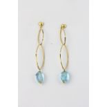 A pair of 18ct yellow gold drop earrings set with polished blue topaz, L. 5.5cm.