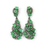 A pair of 925 silver emerald and white stone set drop earrings, L. 3.1cm.