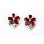 A pair of 925 silver flower shaped earrings set with pear cut rubies, L. 2cm.