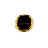 A gentleman's 9ct yellow gold onyx set signet ring, approx. 8gr, (S).