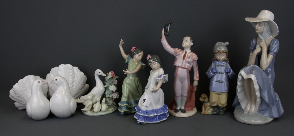 Five Lladro figurines and two Nao figurines, tallest H. 27cm.