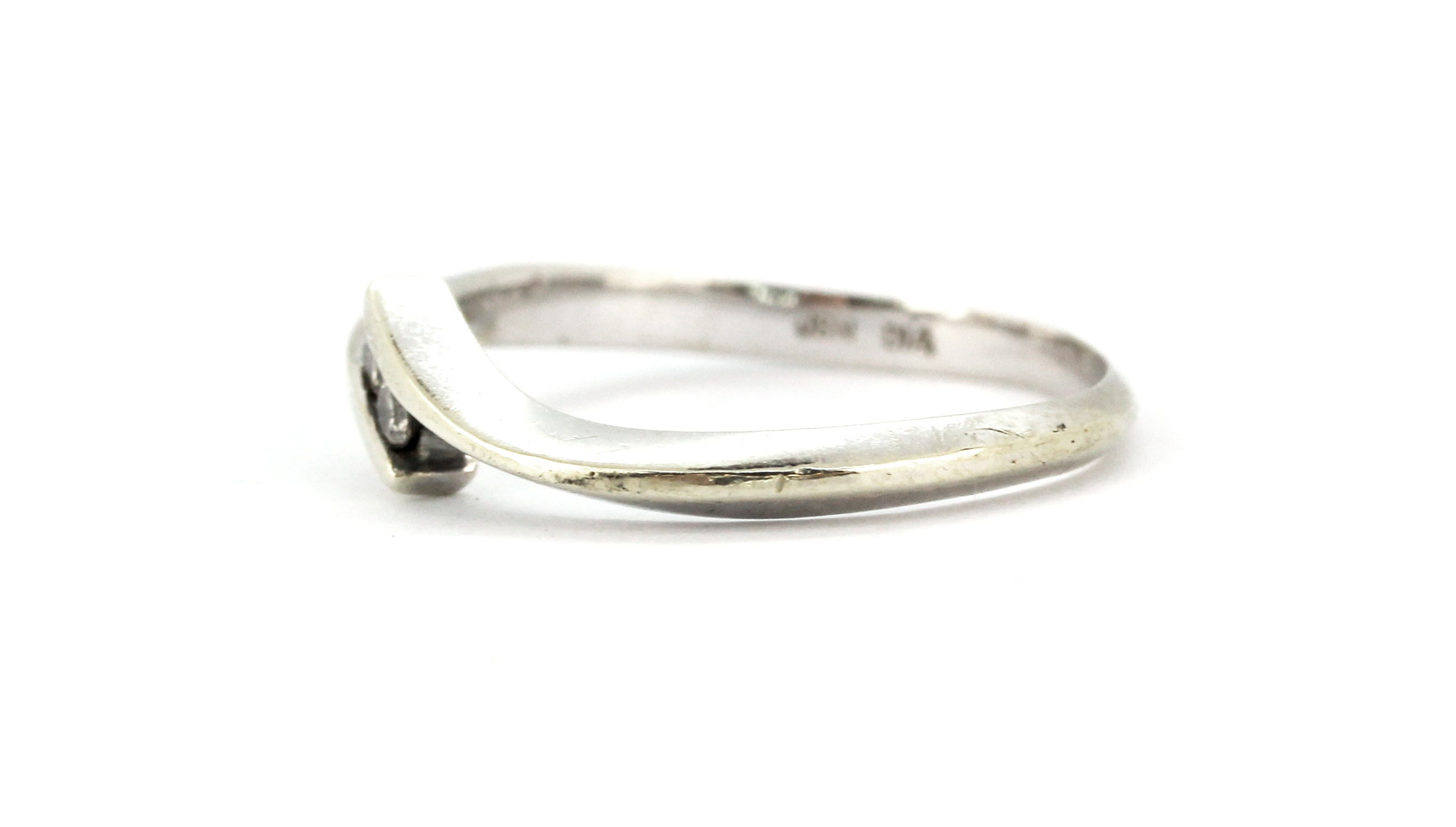 A 9ct white gold diamond set crossover ring, (N). - Image 2 of 2