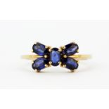 A 9ct yellow gold sapphire set ring, (N.5).