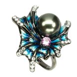 A 925 silver enamelled spider shaped ring set with a black pearl, (P).