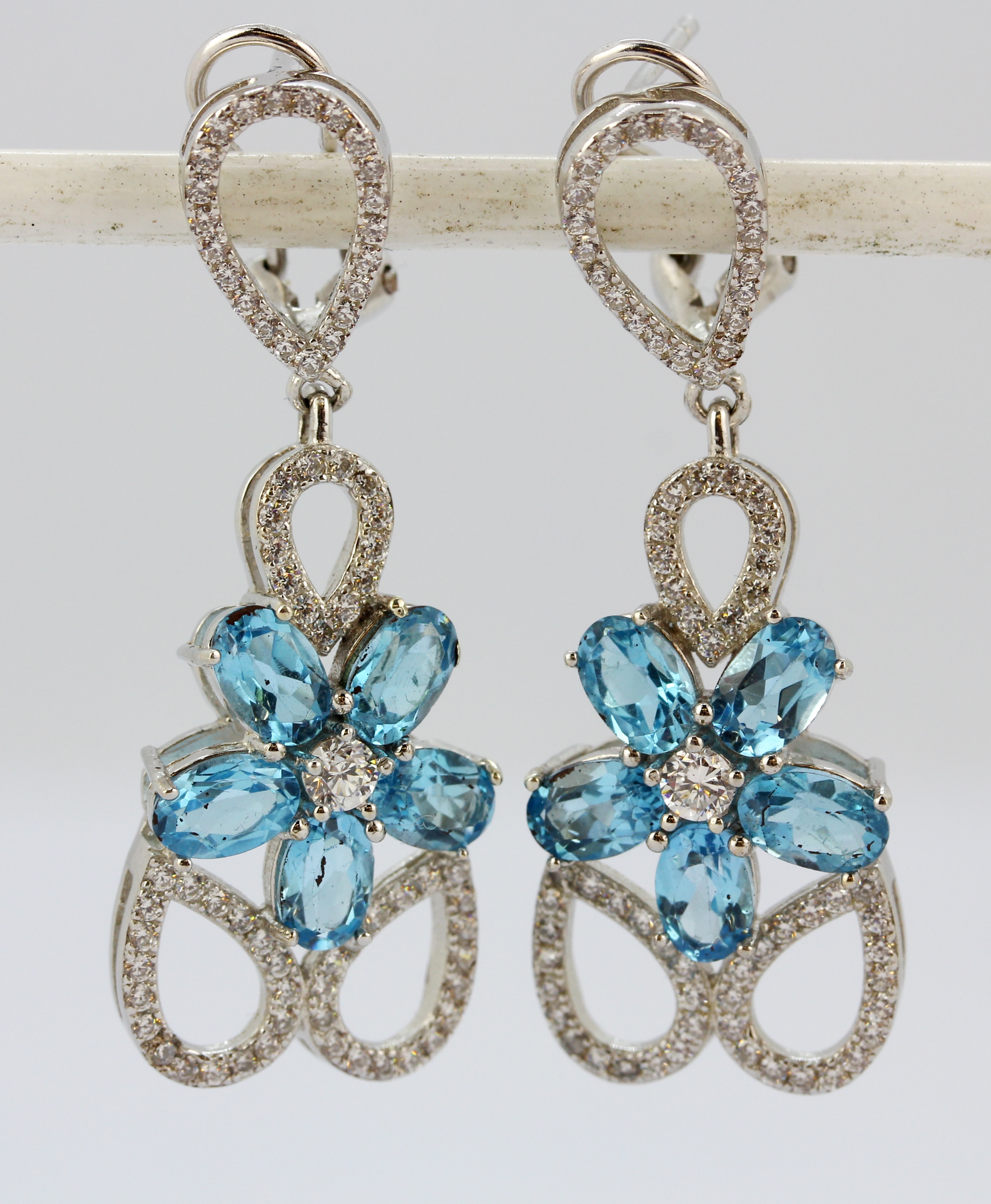 A pair of 925 silver drop earrings set with oval cut topaz and white stones, L. 4cm.