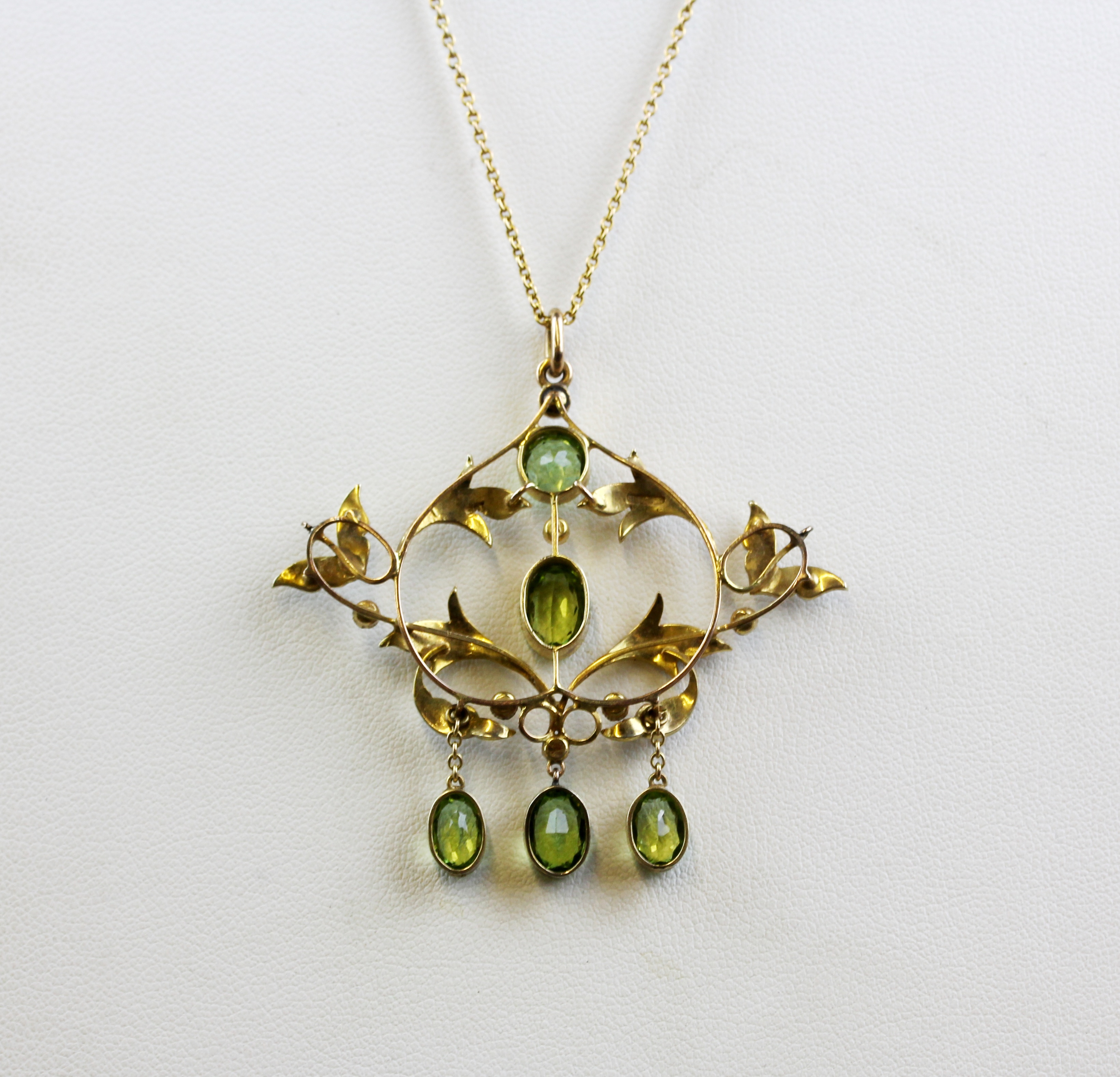 An Edwardian 9ct yellow gold (stamped 9ct) peridot and seed pearl set pendant and chain, L. 5 x 5. - Image 2 of 3