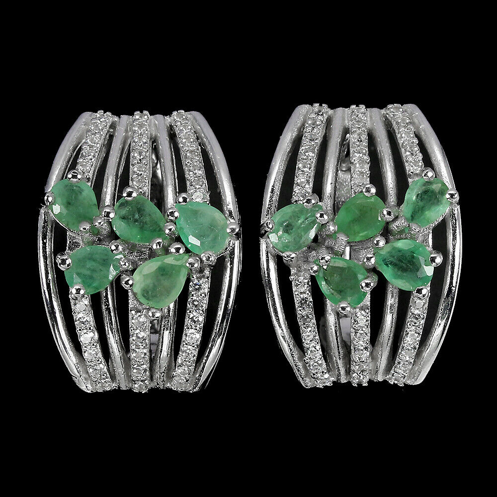 A pair of 925 silver oval cut emerald and white stone set earrings, L. 1.8cm.