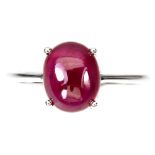 A 925 silver ring set with a cabochon cut ruby, (N).