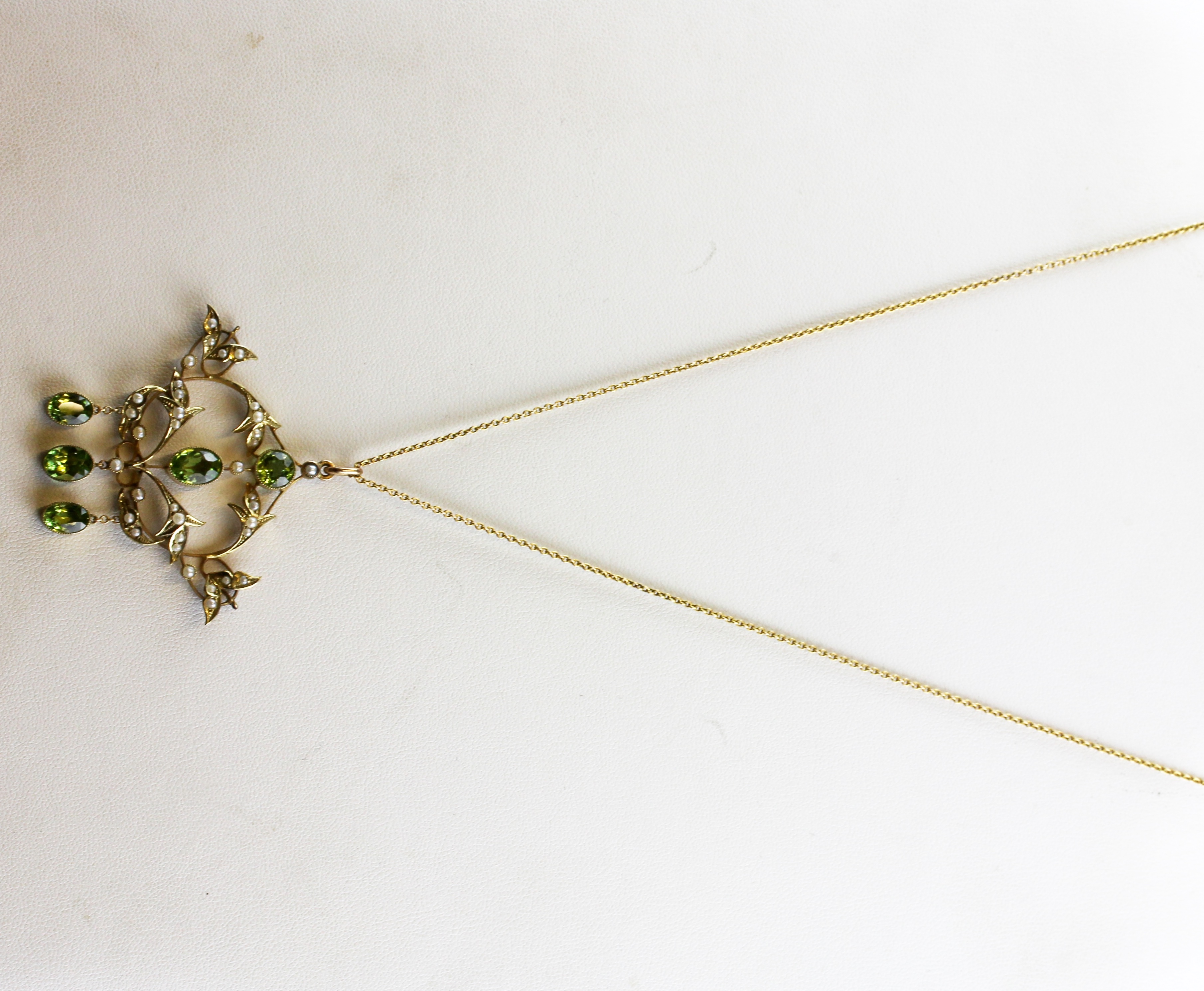 An Edwardian 9ct yellow gold (stamped 9ct) peridot and seed pearl set pendant and chain, L. 5 x 5. - Image 3 of 3