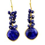 A pair of 925 silver gilt drop earrings set with lapis lazuli, L. 5.5cm.