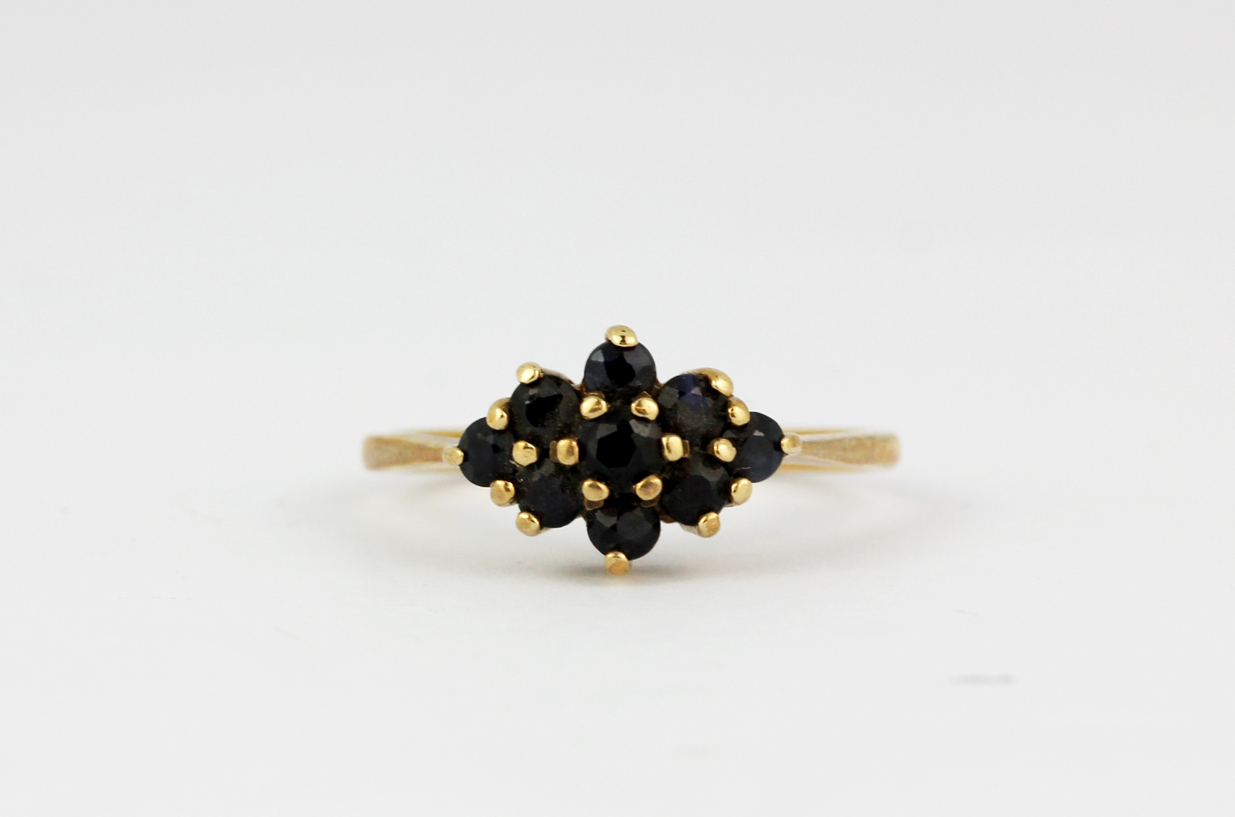A 9ct yellow gold sapphire set cluster ring, (H).