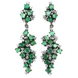 A pair of 925 silver emerald and white stone set drop earrings, L. 4.5cm.