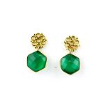 A pair of 925 silver gilt drop earring set with faceted chrysoprase, L. 2.5cm.