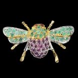 A 925 silver gilt brooch set with emeralds and rodolite garnets, L. 4cm.