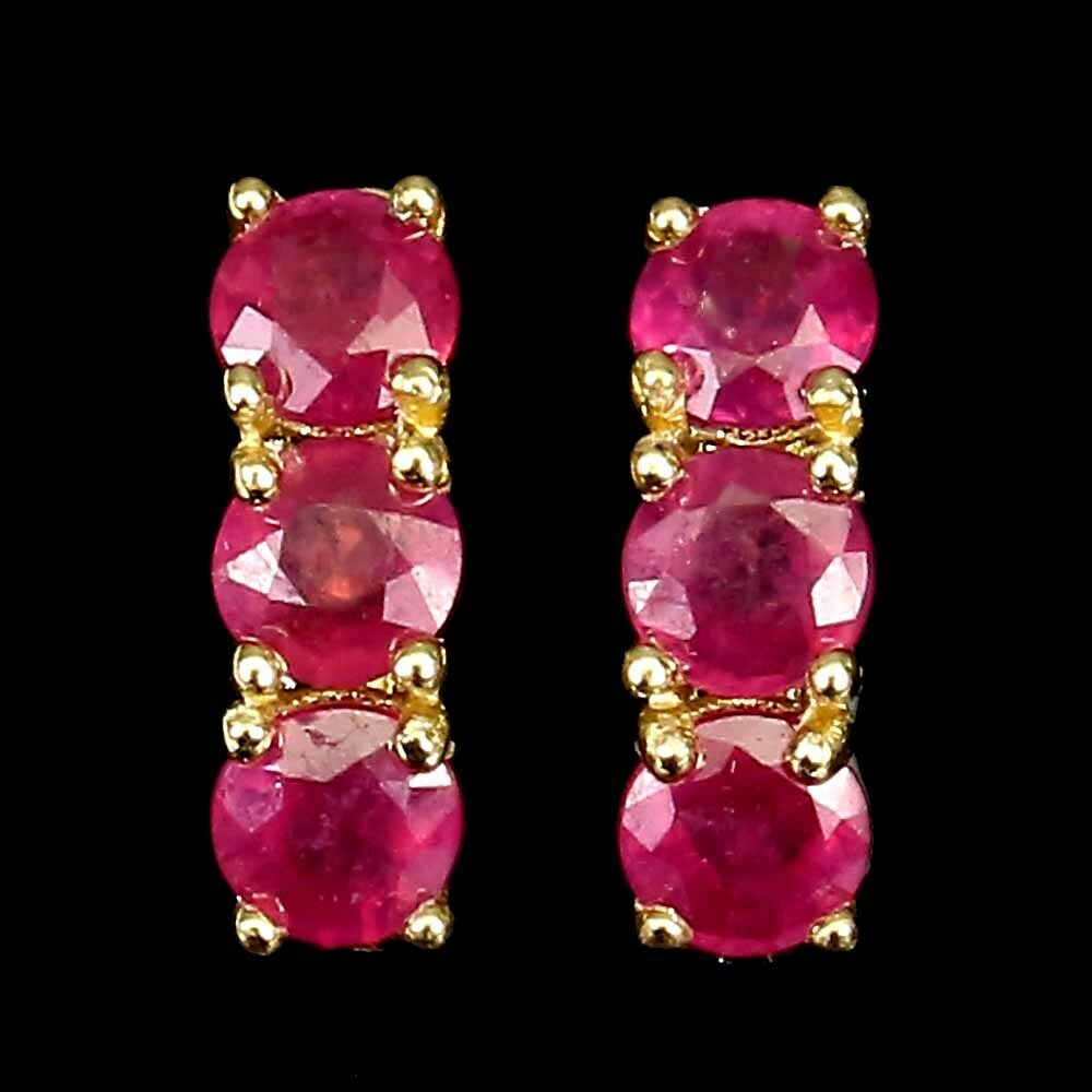 A pair of 925 silver gilt earrings set with round cut rubies, L. 1.1cm.