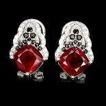 A pair of 925 silver earrings set with cushion cut rubies and black spinels, L. 1.6cm.