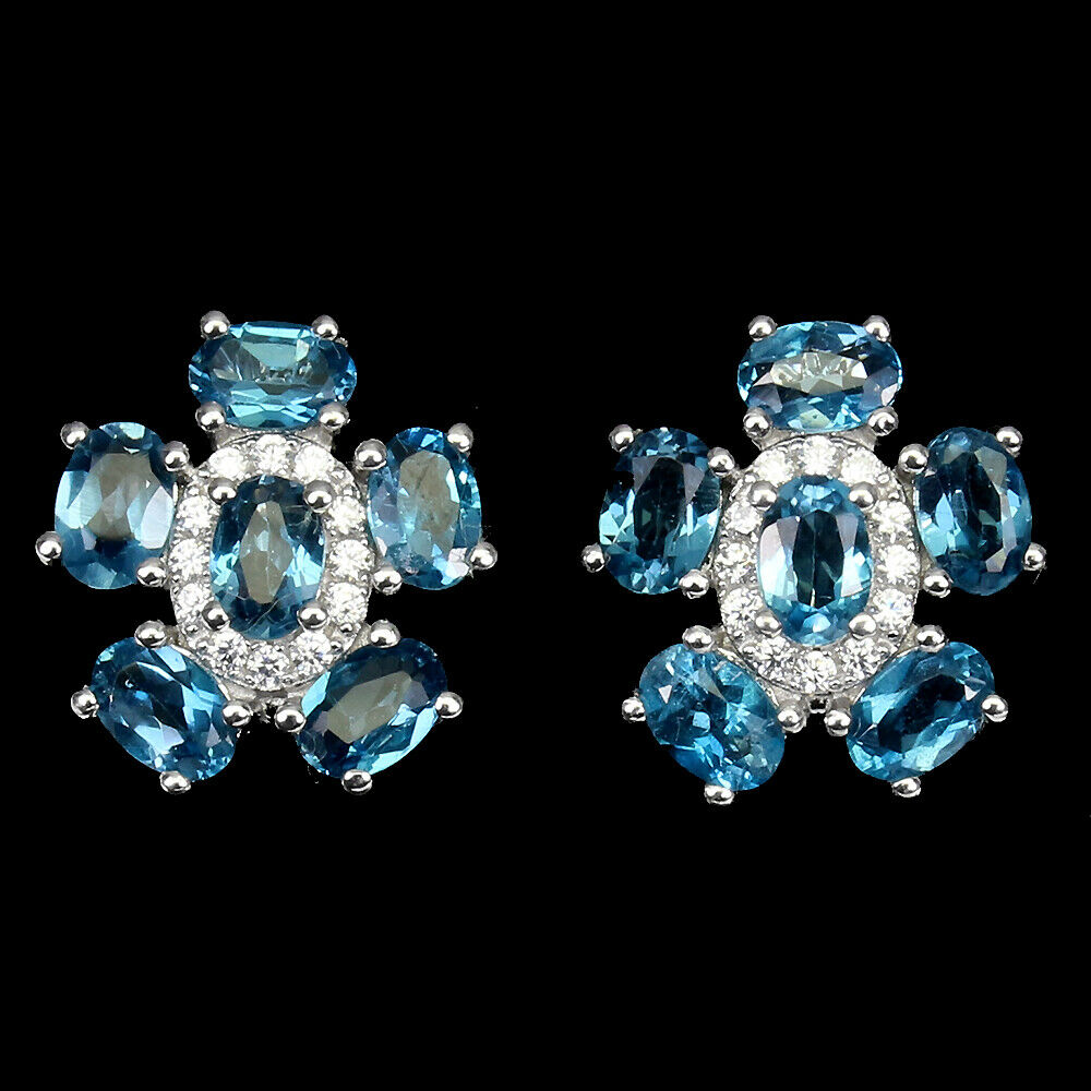 A pair of 925 silver flower shaped earrings set with London blue topaz and white stones, L. 1.8cm.