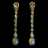 A pair of 925 silver gilt drop earrings set with cabochon cut opals, L. 4.5cm.