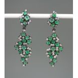 A pair of 925 silver emerald and white stone set drop earrings, L. 4.5cm.
