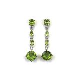 A pair of 925 silver drop earrings set with peridots and white stones, L. 3.2cm.