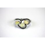 A 925 silver ring set with cabochon cut opals and black spinels, (L.5).