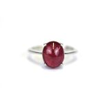 A 925 silver ring set with a cabochon cut ruby, (K.5).