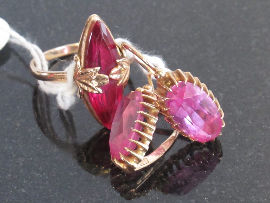 A single stone synthetic pink sapphire ring,