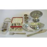 A quantity of silver plated items, to include: pierced flower bowl (AF), serving tray,