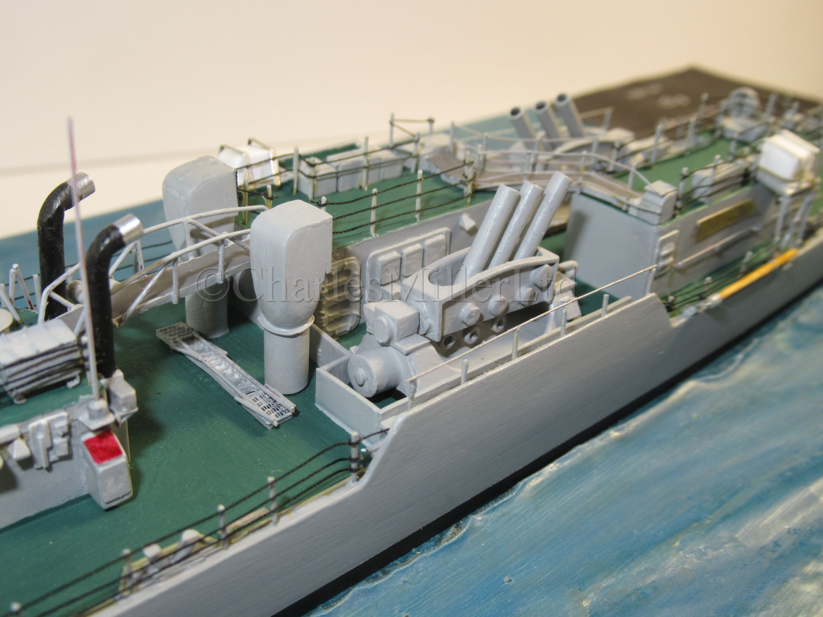 A 1:192 WATERLINE MODEL FOR THE TYPE 14 BLACKWOOD CLASS FRIGATE HMS GRAFTON (F51), AS FITTED IN - Image 11 of 14