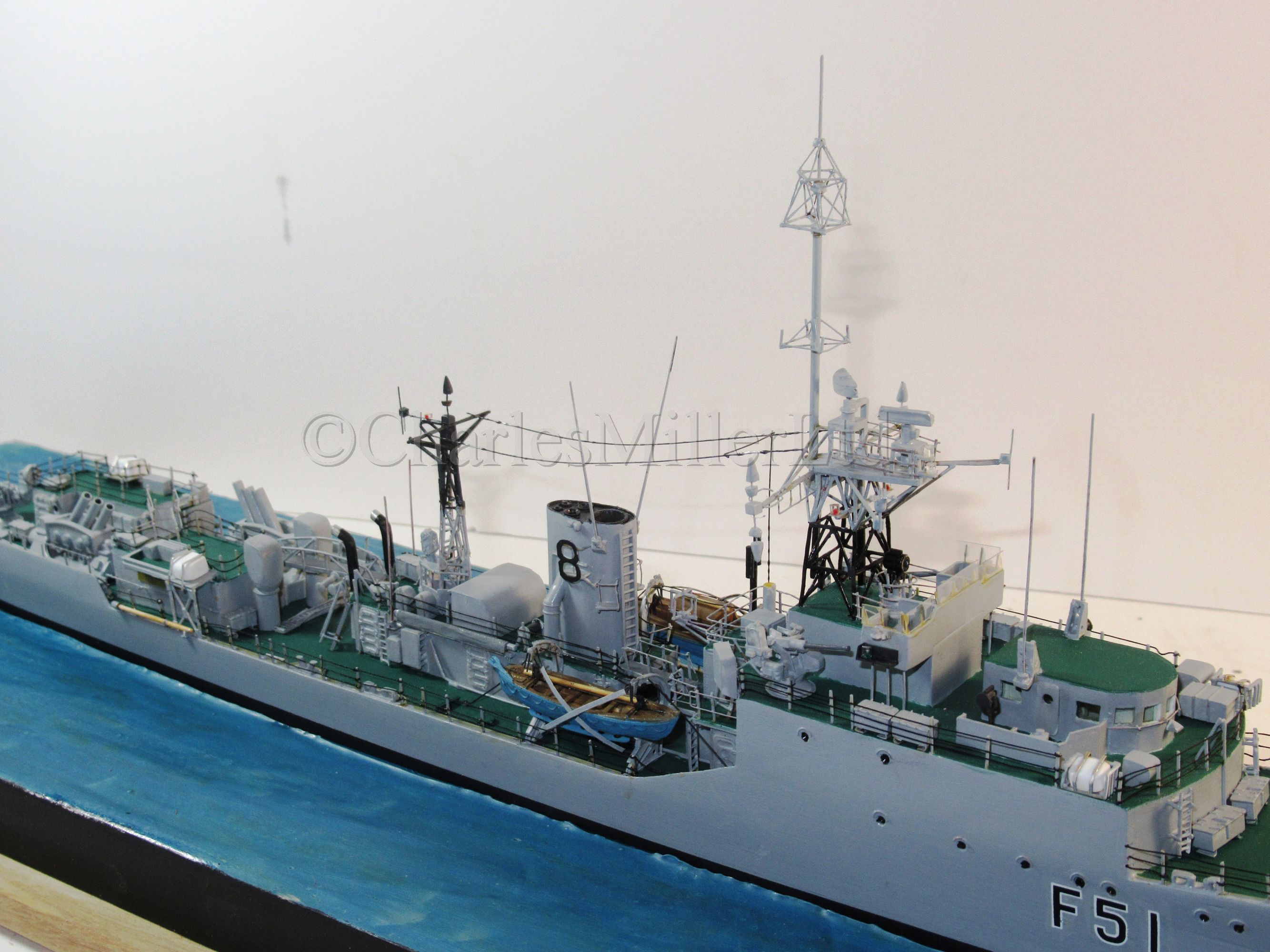 A 1:192 WATERLINE MODEL FOR THE TYPE 14 BLACKWOOD CLASS FRIGATE HMS GRAFTON (F51), AS FITTED IN - Image 6 of 14