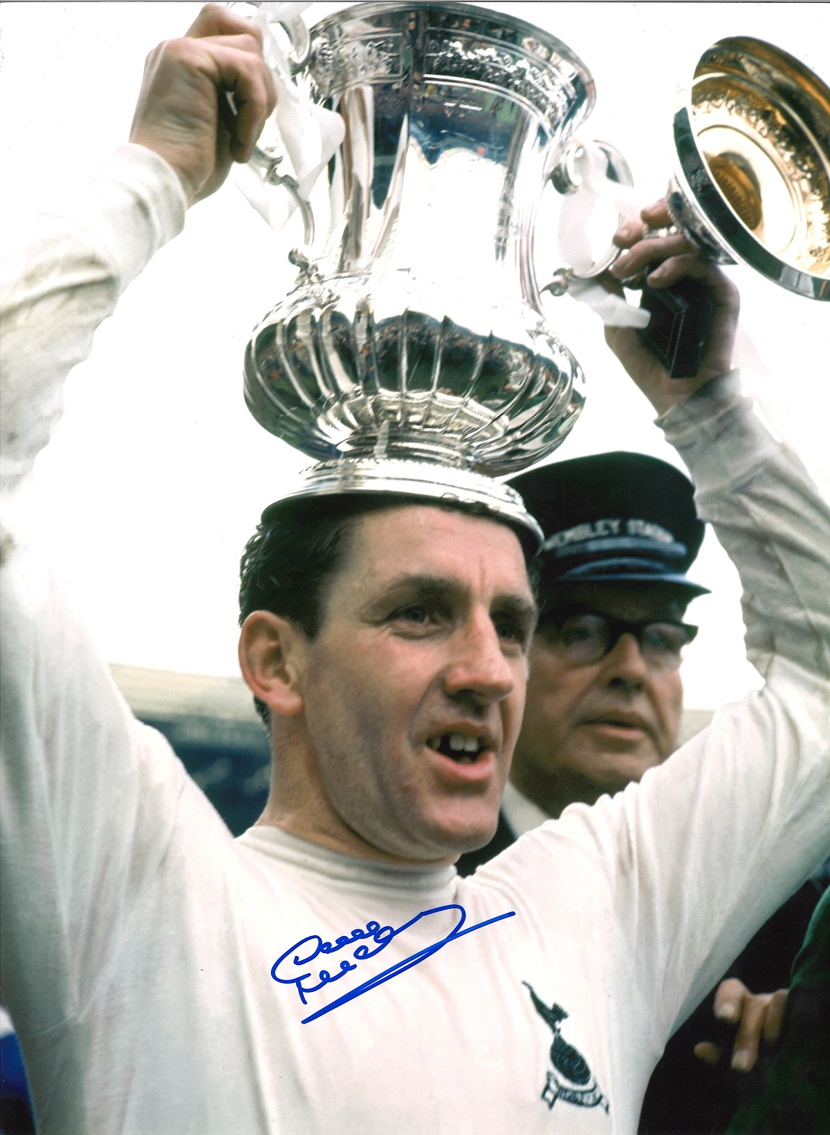 Dave Mackay Tottenham Signed 16 x 12 inch football photo. Good Condition. All autographs are genuine