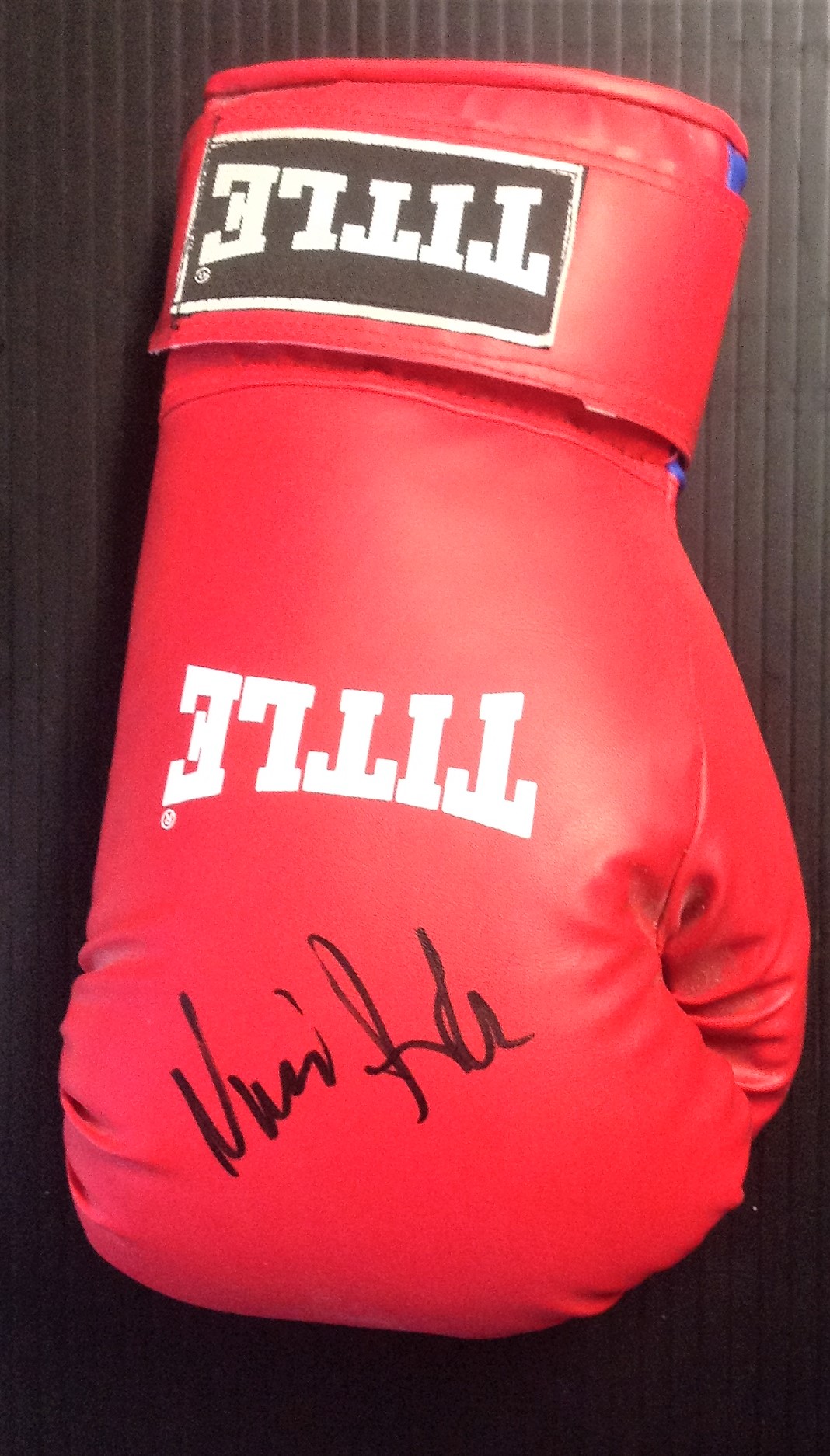 Lonsdale boxing glove signed by Nicola Adams. Good Condition. All autographs are genuine hand signed