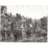 The Blitz 1941 original press photo 10 x 8 showing debris of houses after attack with details on